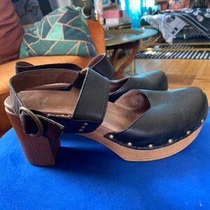 Dansko platform strap clog. Black with faux wood grain 3.5in heel. Size 40.